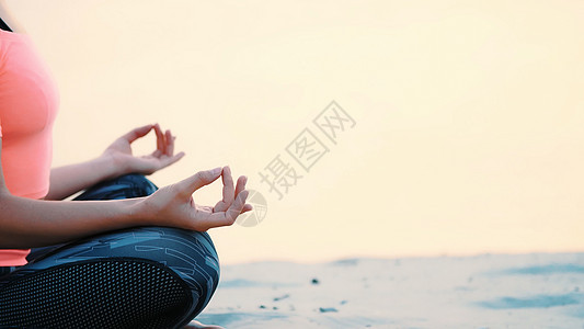 健康 年轻美丽的女人在沙滩上 海边 日出时冥想 练习瑜伽 放松肌肉 心灵 获得灵魂和身体的和谐 特写图片