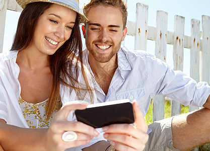 幸福的情侣 在旅行地点 假期或目的地休息时结合或手机自拍 微笑 男人或女人在社交媒体 个人资料图片或视频博客上使用移动摄影技术图片