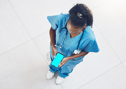 护士 电话和绿屏 带有医疗保健 医疗和健康应用程序的黑人女性样机 顶视图 移动技术和为医院工作人员提供药物帮助和保险标志的模型图片
