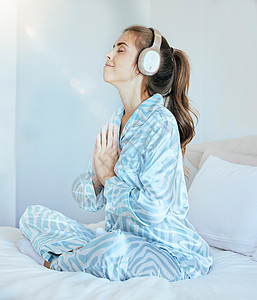 女人 耳机和卧室里的晨间冥想 以获得健康 正念和脉轮能量 禅宗健身或和平 快乐的女孩 瑜伽练习和合十礼祈祷 心态或心理健康的音乐图片