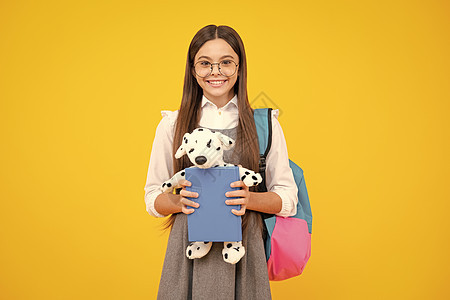 学校十几岁的女孩背着背包拿着玩具 有趣的学习 教育和童年的概念图片