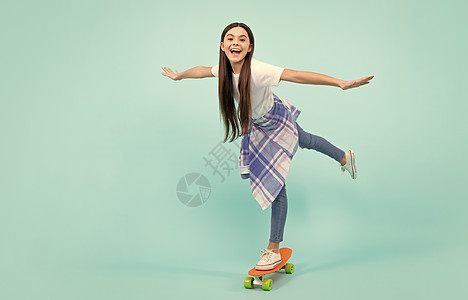 少年少女年轻的时髦女孩滑板与孤立的背景上的滑板 夏季童装潮流 都市少女风 跳和跑 快乐的少年 积极和微笑的少女情绪背景