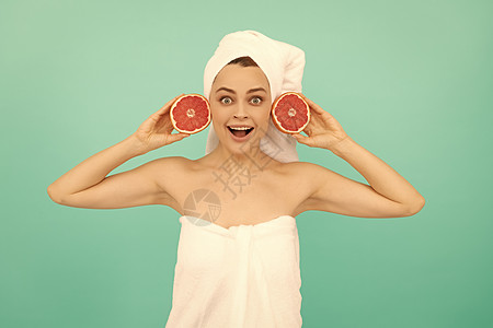 洗完澡后穿着毛巾的年轻女子惊吓 带着蓝底葡萄油淋浴图片