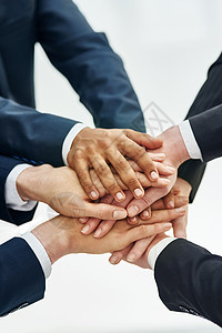通过团结成功 一组商务人士的近距离拍摄 他们手紧握着双手站在一起 袖手旁观了一下图片