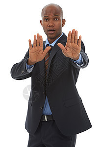 阻止您做出错误的业务决策 一位非洲裔美国商务人士双手防御性地举在身前图片
