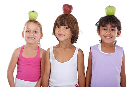 从小就健康地吃东西 3个小孩在头上平衡苹果的口角上图片