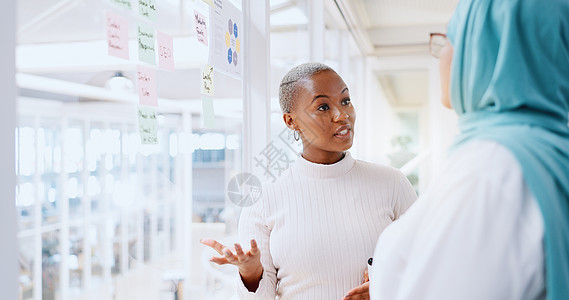 团队合作 商务人士和黑人女性的领导力 在办公场所贴有便利贴 指导 协作和女性员工在玻璃墙上集思广益销售或营销策略商业领导者咨询思图片
