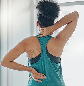 黑人妇女在锻炼 训练或在家进行身体发育锻炼时颈部和背部疼痛 女孩 肌肉压力和倦怠在健身房健身 健康和表现在健身房受伤图片