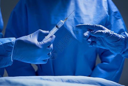请局部麻醉 一组外科医生在手术室为病人工作的近距离拍到的镜头图片
