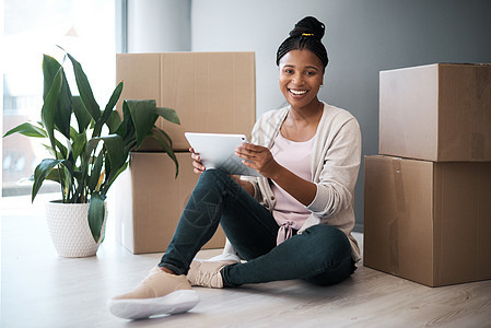 有新家和房地产的黑人女人 搬家和平板电脑很开心 在网络 互联网和在线电子商务网上购买带 wifi 的家具的女性房屋箱肖像图片