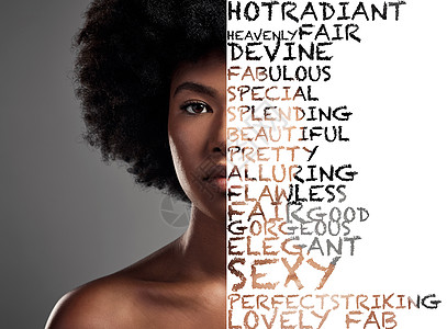黑人妇女 非洲裔和肖像 带有文字 文字或拼贴画 以增强权力或在背景中孤立的信息 非裔美国女性脸上覆盖着字母 以提醒自己美丽或自我图片