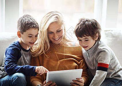 家庭 平板电脑和带孩子的母亲在客厅里亲密接触 度过美好时光 周末放松 爱 家庭 妈妈和孩子 拥有用于在线游戏 学习和社交媒体应用图片