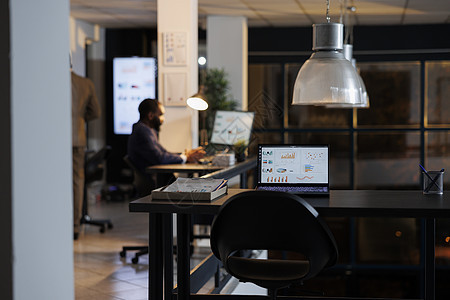 在屏幕上显示公司投资图的手提电脑计算机笔记本战略商业营销图表风暴工人生长团队技术图片
