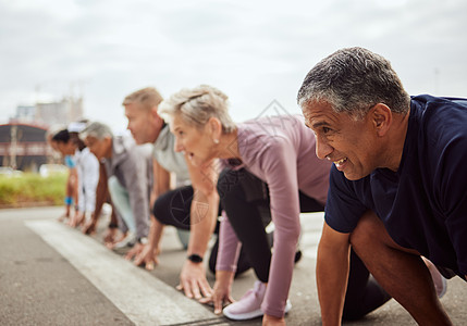 在马拉松比赛中开始 健身或老年人在锻炼或跑步者锻炼中有跑步目标 准备在城市街道上比赛的动机 专注或健康的体育运动员群体图片