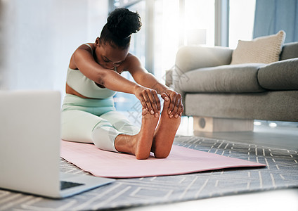 在线课程中的瑜伽 伸展运动和黑人女性在笔记本电脑上进行健身 普拉提训练和家庭学习 冥想 锻炼和客厅里的人使用电脑视频或网络研讨会图片