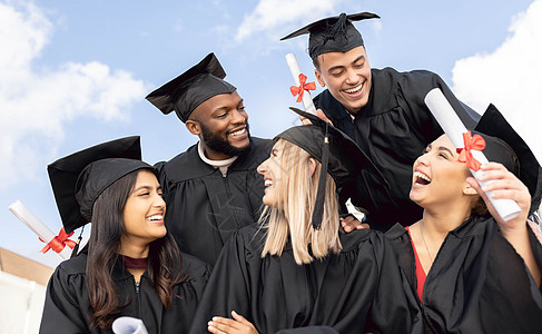 毕业 快乐的学生和团体在天空背景下庆祝教育成功 兴奋的毕业生 多元化的校园和庆祝学习目标 大学奖项和大学活动中的朋友图片