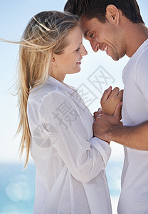 爱在海滩上 一对年轻夫妇 在海滩分享情谊的时刻图片