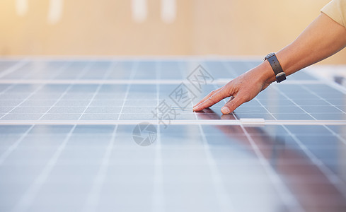 太阳能 可持续性或手工太阳能电池板用于质量控制或检查中的质量保证 致力于建筑节能光伏建筑的创新 人或工程师图片