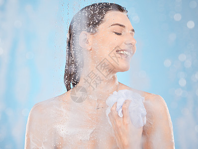 与女性一起淋浴的水 肥皂和护肤品 用于美容 自我护理和卫生习惯 在工作室的蓝色背景下 放松 豪华和水疗中心 配有女模特和海绵 用图片