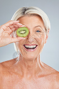 一位拥有美容护肤 健康和微笑的高级女性的猕猴桃 水果和健康 一个快乐的老年模特拿着食物从健康的生活方式 营养和幸福感中感受到快乐图片