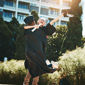 教育 大学毕业和庆祝大学成就 朋友拥抱校园祝贺 男女奖学金学生或毕业生对文凭或证书感到高兴图片