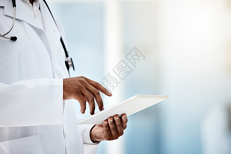 医疗保健 医学和医生的手 带有用于交流 咨询和在线医疗帮助的平板电脑 具有结果 电子邮件或互联网技术的工作 数字和医院员工图片