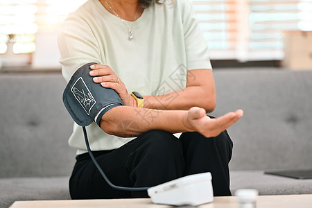 中年妇女用数字眼压计检查血压和心率 老年保健和医疗理念图片