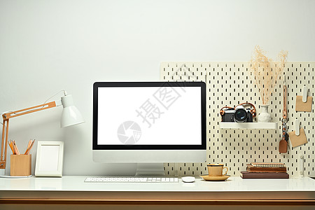 白空白屏幕计算机监视器 图片框架 照相机和工作桌上的书籍;现代工作场所图片