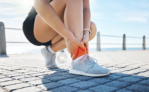 锻炼 身体训练受伤或户外锻炼后 在海滩上脚踝疼痛的健身 手或跑步者 红光 或受伤的运动员在跑步后脚部骨折图片