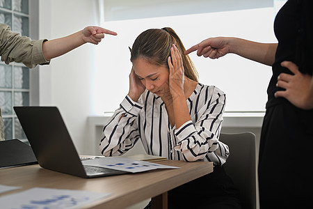 沮丧的员工实习生不公平的训斥斥责 工作态度恶劣 情绪压力和工作压力图片