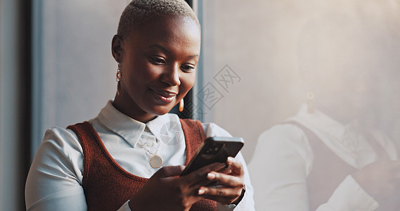 黑人女性 商务人士和办公楼窗户上的电话打字 用于社交网络连接 移动应用程序和阅读通知 快乐的员工 智能手机和关于数字技术的搜索媒图片