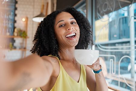快乐的黑人女性 在咖啡店 餐厅或小酒馆享用午餐 拿铁咖啡和轻松的生活方式的肖像和自拍 脸 咖啡馆和女孩微笑着喝茶 卡布奇诺和幸福图片