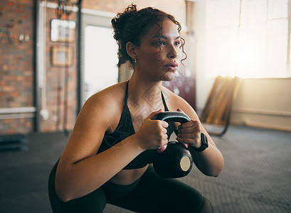 锻炼 壶铃和健身房的女性在锻炼 锻炼和重量训练期间呼吸身体健康 强壮的运动女性或运动员 具有力量 肌肉和健康生活方式的重量图片