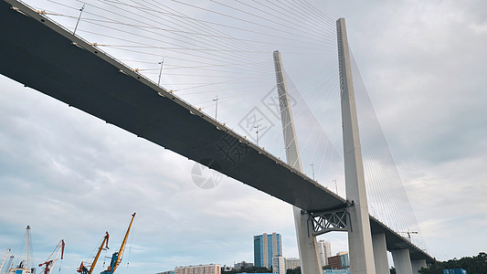 海参爵桥 从移动的渡轮上查看建筑天空景观城市码头地标索具场景运输天线图片