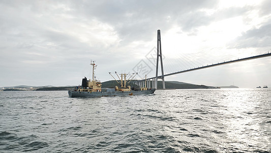 海参沃斯托克大桥 从日落时行驶的渡轮和背景中的船中查看图片