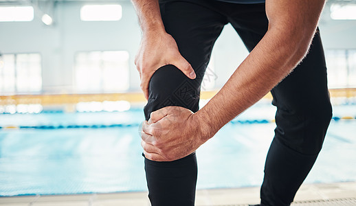 在健身房的背景下 手 膝盖受伤 游泳教练在游泳池里握着他的关节疼痛 运动中腿部酸痛的运动员的健身 教练和解剖学图片