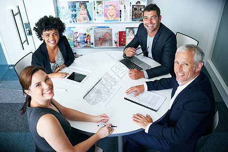 商务人士在一起我们做更好的生意 一群商务人士的肖像坐在办公室里 他们坐在一起 (笑声)背景