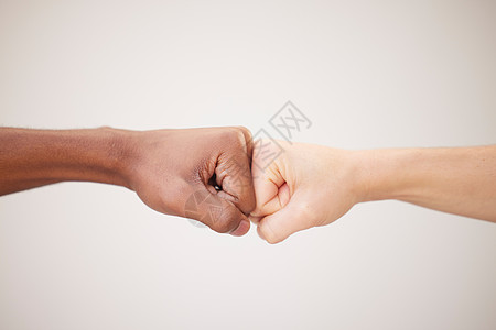 人们或朋友的拳头碰撞 支持和双手 在白人背景下以信任 协作和动力为正义 自由和多样性而共同努力 男子在和平抗议中共同争取权力图片