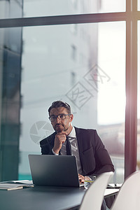 肖像 商务人士和带有笔记本电脑 交易和金融科技的人 用于投资 财务增长和管理 男性雇员 投资者和数字利润 财务和企业领导层时间表图片