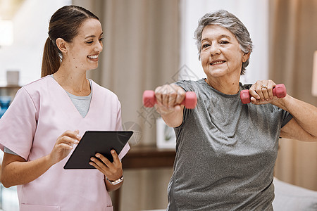 带平板电脑的护士 疗养院的老妇人和带哑铃的物理治疗健身 医疗保健和健康数字清单 健康 退休护理和肌肉训练锻炼图片