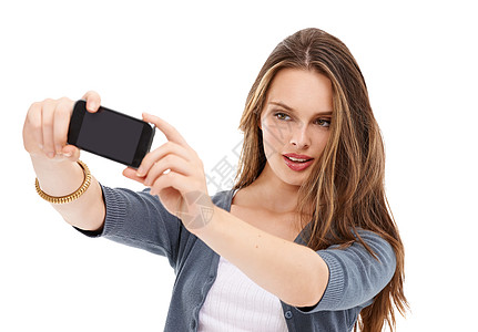 手机 工作室自拍和带手机内存图片的女性 用于社交媒体应用 在线网站或社交网络 数字技术用户 智能手机照片和模特女孩在白色背景中摆图片