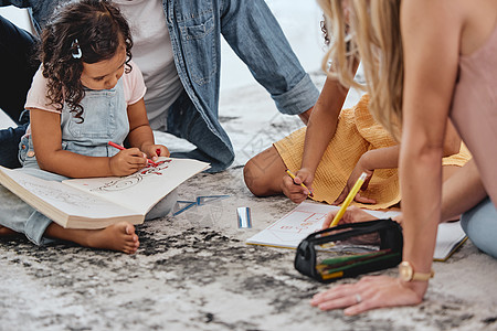 儿童 地板和着色书与父母一起在家庭地毯上学习 教育和娱乐 女童 妈妈和爸爸在旧金山的教学 艺术或发展地板上建立联系图片