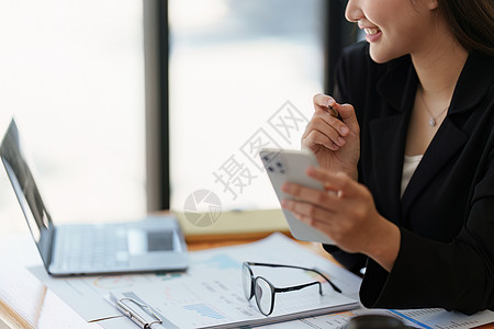 在家办公室工作的亚洲女商务人士分析财务报告文件 会计和财务概念文档统计投资人士图表电脑桌子文书笔记本技术图片