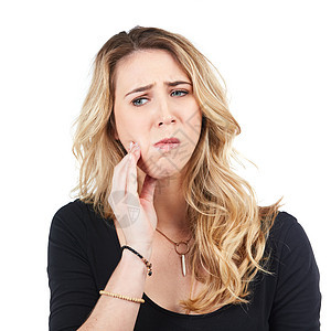 妇女 牙痛和愤怒的脸 用于牙科护理 蛀牙或白色背景中孤立的医疗健康 年轻女性 牙医和女性紧急情况或口腔问题在工作室中受挫图片