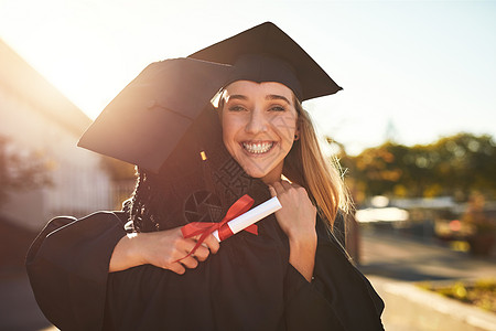 大学给了我教育和一个好朋友 两个快乐的年轻女子在毕业日拥抱了一下 (笑声)图片