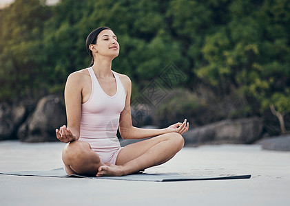 女人 在大自然中放松和瑜伽 以获得健康 和平和禅宗 在模糊的背景下摆姿势和平衡 健身 女孩和冥想 户外训练和能量 以进行和平 心图片