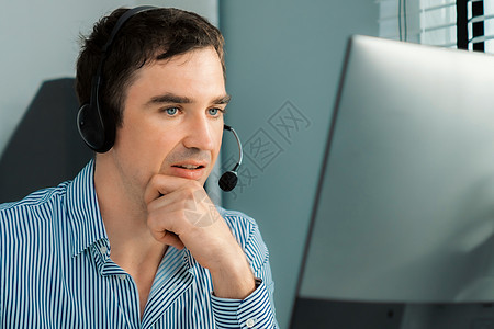 与办公室客户合作的合格男性经营者 单位 千美元互联网电脑电话工人呼叫电话销售帮助工作男人求助图片