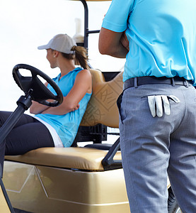 男高尔夫球手背着裤子口袋 戴着白色高尔夫手套图片