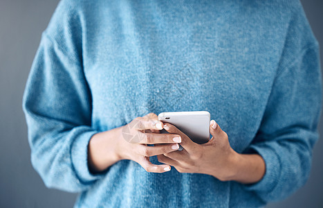灰色背景下的电话 手和女人在工作室发短信 用于互联网 搜索或社交媒体 在线 交流和女孩在阅读孤立特写时在智能手机 网站或应用程序图片