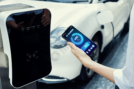 智能手机上的电池状态接口 用于未来逐步补给燃料概念的智能手机数据电话停车场技术城市商业环境活力插头屏幕图片